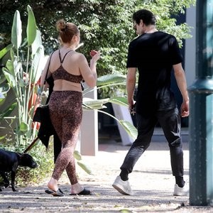 Abbie Chatfield and a Mystery Man Have Lunch Together in the Park in Brisbane (10 Photos) - Leaked Nudes