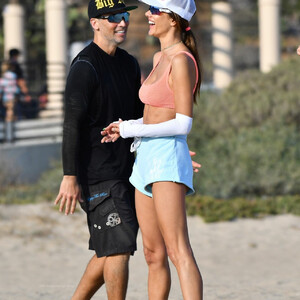 Celebrity Naked Alessandra Ambrosio 047 pic