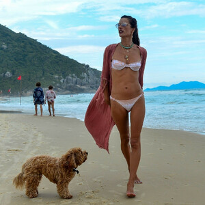 Hot Naked Celeb Alessandra Ambrosio 007 pic
