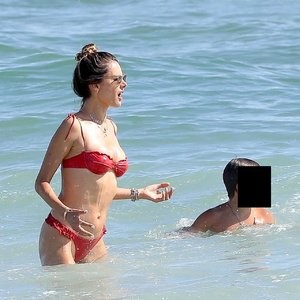 Celebrity Naked Alessandra Ambrosio 083 pic