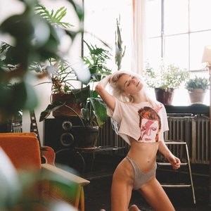 Famous Nude Alexa Reynen 002 pic