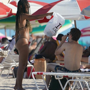 Celeb Nude Alisha Boe 015 pic