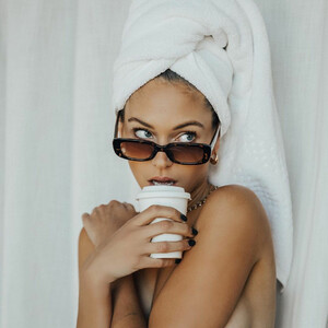 Nude Celeb Pic Alyssa Lynch 009 pic