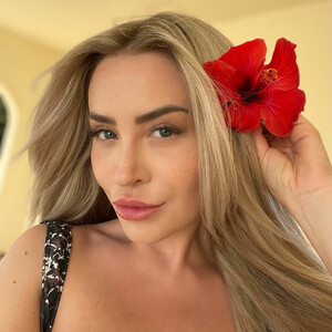 Newest Celebrity Nude Amber Karis Bassick 012 pic
