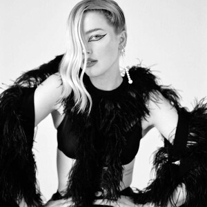 Famous Nude Amber Heard 145 pic