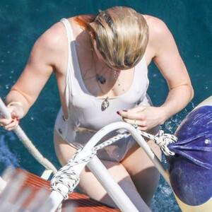 Famous Nude Amber Heard 170 pic