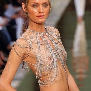 Naked celebrity picture Amber Valletta 001 pic