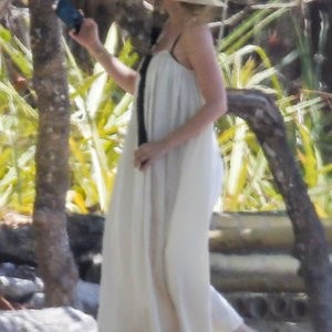 Ana de Armas Is Taking Selfies at the Beach (22 Photos) - Leaked Nudes