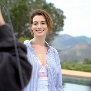 Famous Nude Anne Hathaway 046 pic