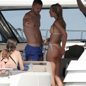 Naked celebrity picture AnneKee Molenaar 009 pic