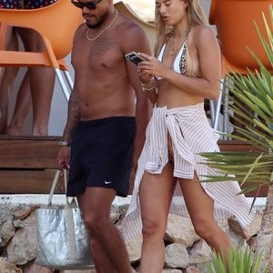 Arabella Chi Looks Smoking Hot as She Spends the Day at Cala Basa Beach Club in Ibiza (72 Photos) - Leaked Nudes
