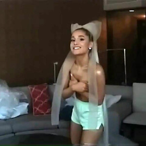 Celebrity Naked Ariana Grande 018 pic