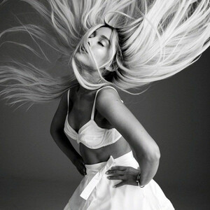 Real Celebrity Nude Ariana Grande 104 pic
