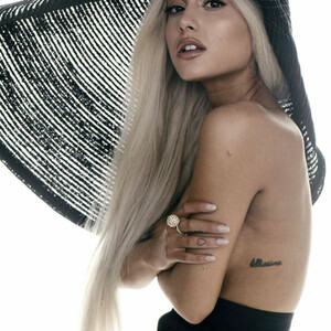 Hot Naked Celeb Ariana Grande 109 pic