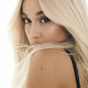 Naked Celebrity Pic Ariana Grande 125 pic