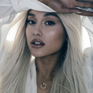 Hot Naked Celeb Ariana Grande 133 pic