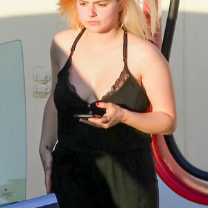Famous Nude Ariel Winter 003 pic