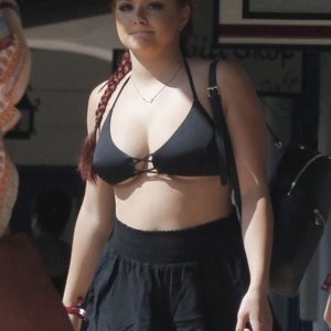 Naked Celebrity Ariel Winter 009 pic
