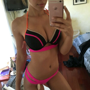 Celebrity Nude Pic Aubrey Cleland 015 pic