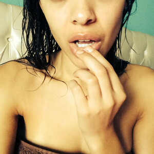 Celeb Naked Aubrey Cleland 038 pic