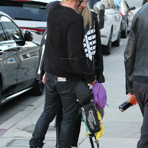 Naked Celebrity Pic Avril Lavigne 007 pic
