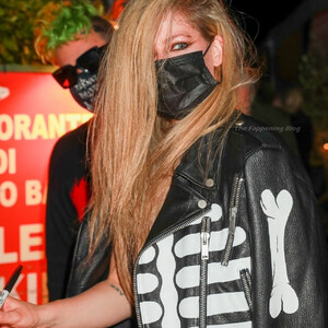 Naked Celebrity Avril Lavigne 043 pic