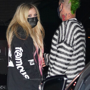 Naked Celebrity Avril Lavigne 007 pic