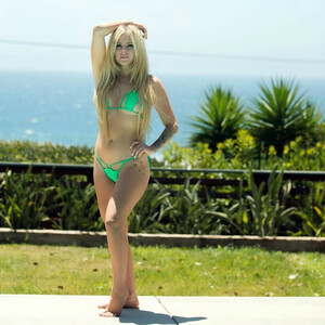 Hot Naked Celeb Avril Lavigne 014 pic