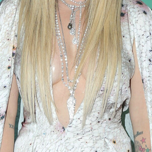Naked Celebrity Pic Avril Lavigne 023 pic