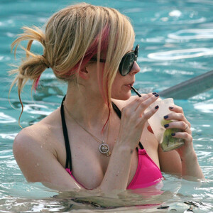 Famous Nude Avril Lavigne 032 pic