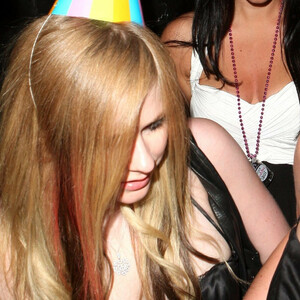 Celebrity Nude Pic Avril Lavigne 056 pic