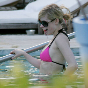 nude celebrities Avril Lavigne 072 pic