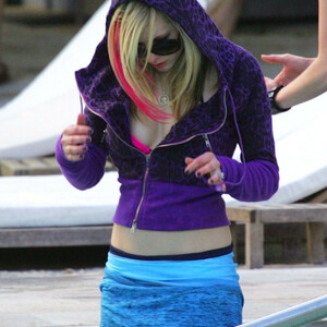 Nude Celeb Pic Avril Lavigne 080 pic