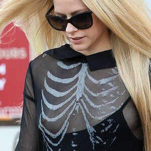 Free Nude Celeb Avril Lavigne 083 pic