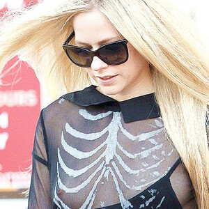 Naked Celebrity Avril Lavigne 086 pic
