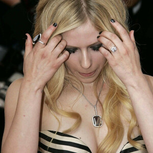 Free Nude Celeb Avril Lavigne 090 pic