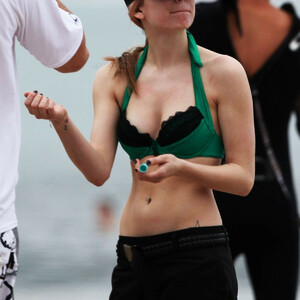 Free Nude Celeb Avril Lavigne 091 pic