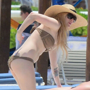 Free Nude Celeb Avril Lavigne 092 pic