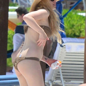 Naked Celebrity Avril Lavigne 098 pic