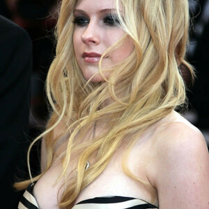 Famous Nude Avril Lavigne 100 pic