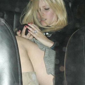 Celebrity Naked Avril Lavigne 104 pic