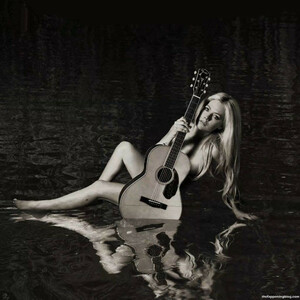 Newest Celebrity Nude Avril Lavigne 105 pic