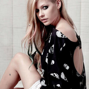 Celeb Naked Avril Lavigne 116 pic