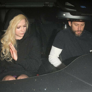 Naked Celebrity Avril Lavigne 127 pic