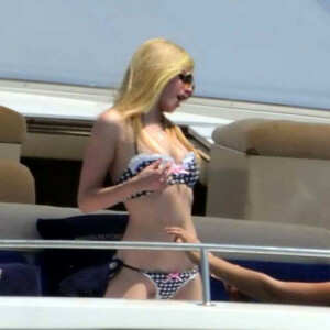 Free nude Celebrity Avril Lavigne 140 pic