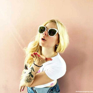 Hot Naked Celeb Avril Lavigne 152 pic