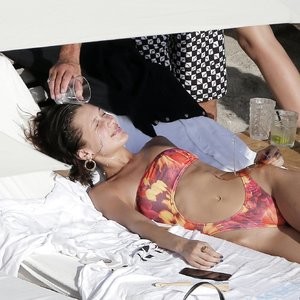 nude celebrities Bella Hadid 102 pic