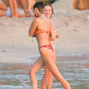 Nude Celebrity Picture Bella Hadid 048 pic