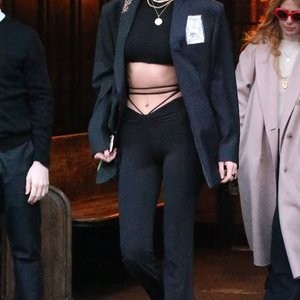 Bella Hadid Steps Out of The Bowery Hotel Wearing a Crop Top and Flashing a Peace Sign (10 Photos) – Leaked Nudes