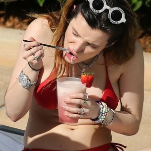 Famous Nude Bella Thorne 014 pic